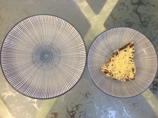 5、红豆沙芝士小软饼,准备一个大一号的盘子，里面盛一些水。