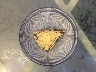 6、红豆沙芝士小软饼,把小盘子坐到大盘子里面，放入微波炉中，中火加热2分钟至软饼熟透。