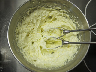 4、香酥不腻皇家曲奇,用电动打蛋器先低速，再转中速搅打均匀