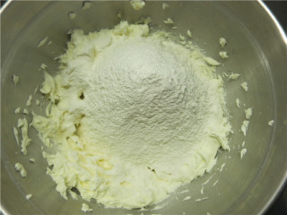 6、香酥不腻皇家曲奇,打至黄油体积膨大一倍，色泽变浅黄色时，加入过筛的粉类