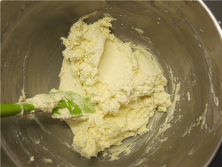 7、香酥不腻皇家曲奇,用橡皮刮刀将油类和粉类拌匀，至看不到面粉即可