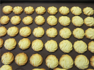 11、香酥不腻皇家曲奇,刚烤好的饼干也是软的，要移至烤盘上晾凉，就会变酥脆了