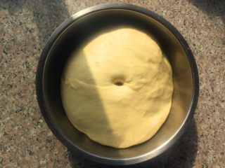 4、培根玉米粒披萨,面团发酵两倍大，用手指蘸水扎一下，小孔不会回缩，说明面团已经发酵好了。