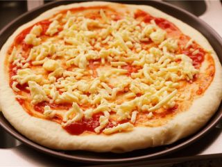 11、培根玉米粒披萨,撒上一层马苏里拉奶酪。