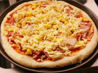 14、培根玉米粒披萨,最后再放一层奶酪。