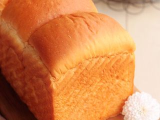 14、黄金吐司（老面法）,淸一色金黄色的表皮