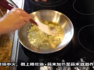 6、史上最快速简单好吃的披萨完全手工版,平底锅中火烧热，倒橄榄油、蒜末炒香