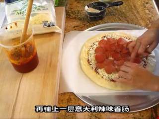 9、史上最快速简单好吃的披萨完全手工版,抹上番茄酱，撒上芝士，铺上香肠