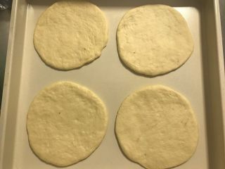 6、迷你香肠披萨,完成所有后再次发酵室温20-30分钟。