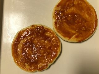 8、迷你香肠披萨,烤好的饼皮抹上适量的自制披萨酱。