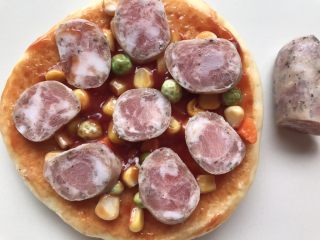 10、迷你香肠披萨,然后放一层香肠片，我用的是珍妮珍馐的纯肉制作的香肠，罗勒口味的和披萨更配哦，淘宝有卖的。