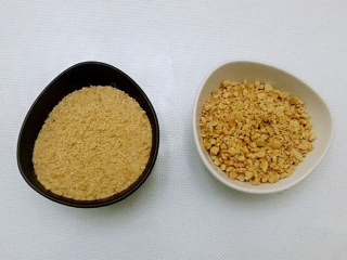 9、俄罗斯提拉米苏,把之前蛋糕面皮的边角余料和核桃分别在搅拌机里打碎