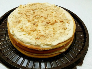 10、俄罗斯提拉米苏,每层蛋糕之间抹上芝士奶油霜,把碎核桃和蛋糕碎屑撒在奶油霜上