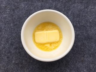 2、奶香小酥饼,黄油从冰箱取出化软,我这个是放蒸锅蒸3分钟左右。