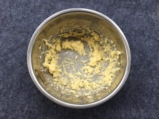 4、奶香小酥饼,用电蛋打器将黄油与细砂糖打发均匀。