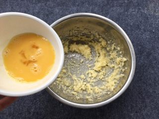 6、奶香小酥饼,分两次加入蛋液,继续打发(留下一点鸡蛋液,等一下刷表面)