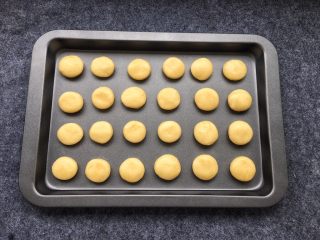 14、奶香小酥饼,把小圆球压扁,成为饼干状态。