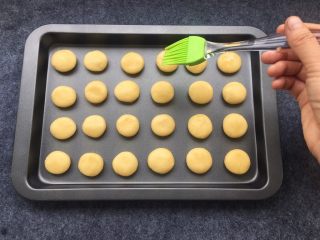 15、奶香小酥饼,利于留下来的鸡蛋液,刷一层蛋液,防止烘烤过程中饼干过度开裂。