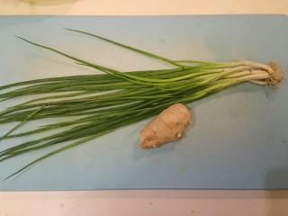 3、清蒸鱸魚,蔥姜準備。