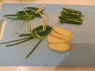 4、清蒸鱸魚,姜切片，蔥分兩組，一組切段，一組綁圈。