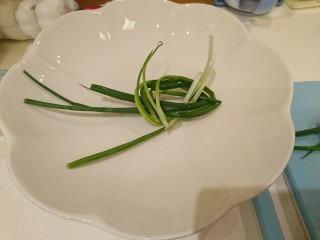 9、清蒸鱸魚,盤底放一把蔥圈。