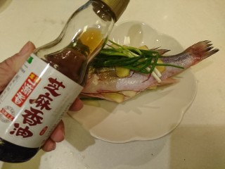 12、清蒸鱸魚,淋少許香油。
