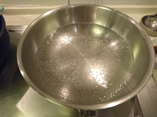 15、清蒸鱸魚,起熱水！準備蒸魚。