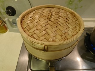 16、清蒸鱸魚,架上！大火蒸20分鐘。