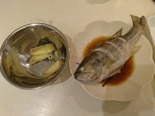 18、清蒸鱸魚,輕輕的把薑片跟蔥圈撤掉。
