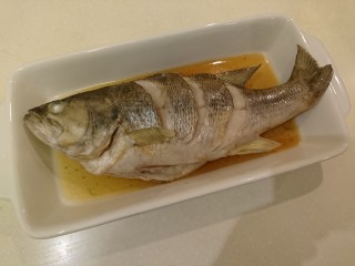 19、清蒸鱸魚,幫魚換個盤子！湯汁一起。