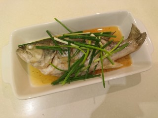 20、清蒸鱸魚,蔥段擺上。