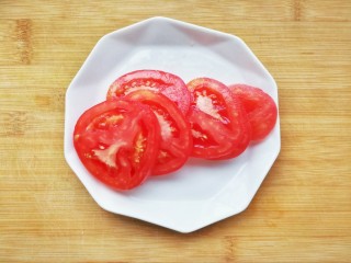 2、美味早餐红绿灯三明治,西红柿洗净后,切成片备用,