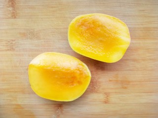 3、美味早餐红绿灯三明治,芒果沿着核切开,呈两瓣,