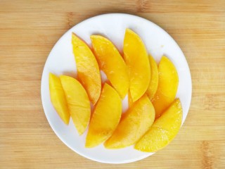 4、美味早餐红绿灯三明治,再切成片,并撕取芒果皮,