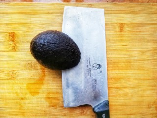5、美味早餐红绿灯三明治,熟透的牛油果一个,用刀在牛油果中间切进去,沿着核切一圈,