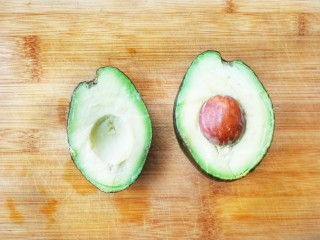 6、美味早餐红绿灯三明治,沿着切开的刀痕,即可拧开,