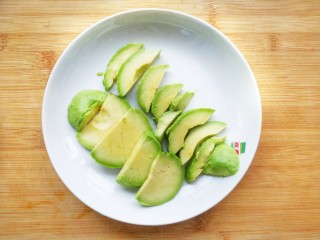 7、美味早餐红绿灯三明治,去皮,切成片备用,