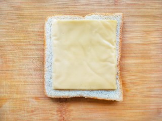 8、美味早餐红绿灯三明治,一片土司,上面放一片芝士,