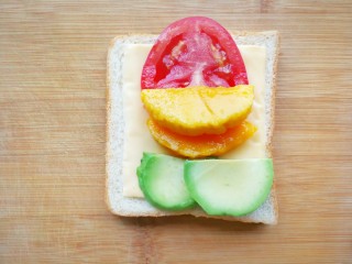 9、美味早餐红绿灯三明治,摆上西红柿,芒果,牛油果,形成红绿灯的颜色,
