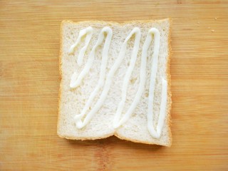 10、美味早餐红绿灯三明治,另一片土司上面挤上沙拉酱,