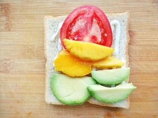11、美味早餐红绿灯三明治,再依次放上西红柿,芒果,牛油果,