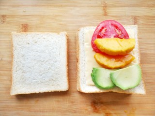 12、美味早餐红绿灯三明治,把做好的两片土司叠起来,最上面再盖一片土司,用手轻轻压平,