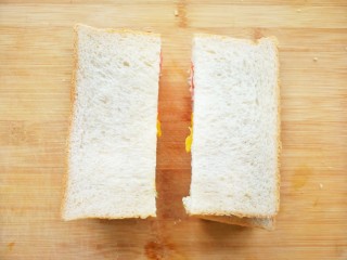 13、美味早餐红绿灯三明治,用刀在三明治的中间切开,稍稍整形即可,