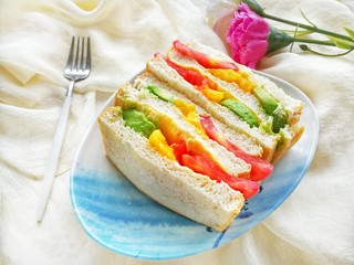 14、美味早餐红绿灯三明治,美美的摆盘一下,漂亮营养的早餐,配一杯牛奶开吃吧!