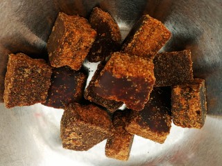 1、红糖发糕,红糖敲碎一点