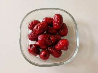 4、红糖发糕,红枣洗干净，去核切碎