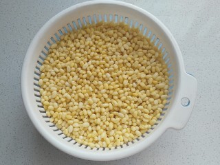 1、蔓越莓绿豆馅月饼（内附馅料做法）,无皮绿豆先提前浸泡一晚上；