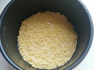 2、蔓越莓绿豆馅月饼（内附馅料做法）,放入高压锅内加适量清水，水量与绿豆表面持平，然后压15分钟左右；（也可以用普通锅煮熟，但耗时比较长一些）