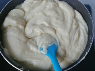 5、蔓越莓绿豆馅月饼（内附馅料做法）,不粘锅先放少许油，再倒入绿豆泥进行翻炒；