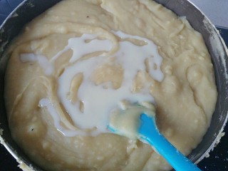 8、蔓越莓绿豆馅月饼（内附馅料做法）,再加入炼乳继续翻炒；